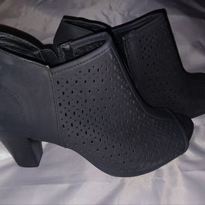 Low cut black boots. With the Toe out in the front.